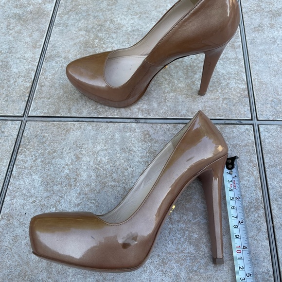 Prada
Camel Gold Patent Leather Pumps - Picture 10 of 16